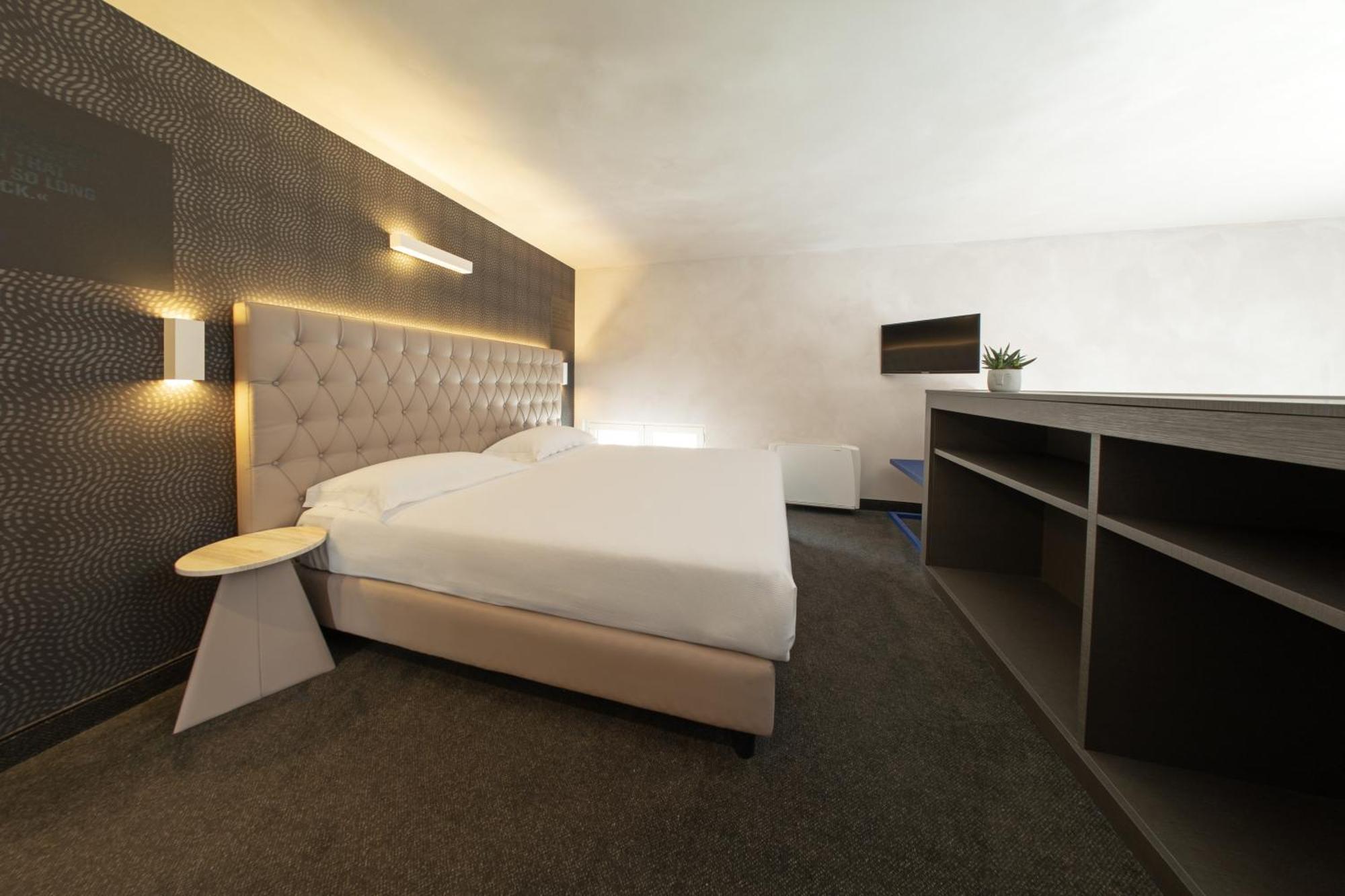 Hotel Al Campanile - Luxury Suites & Apartments Бавено Экстерьер фото