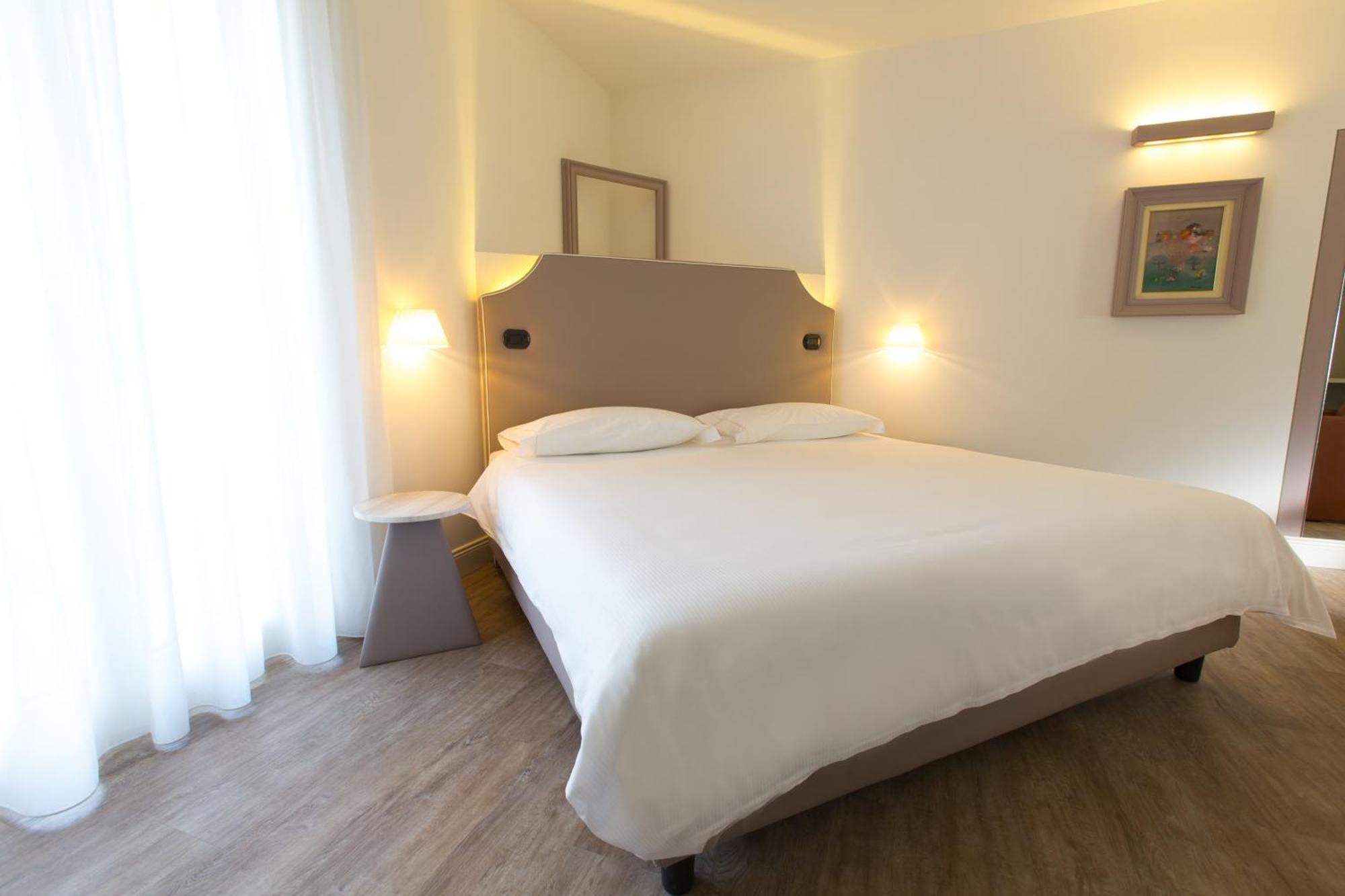 Hotel Al Campanile - Luxury Suites & Apartments Бавено Экстерьер фото