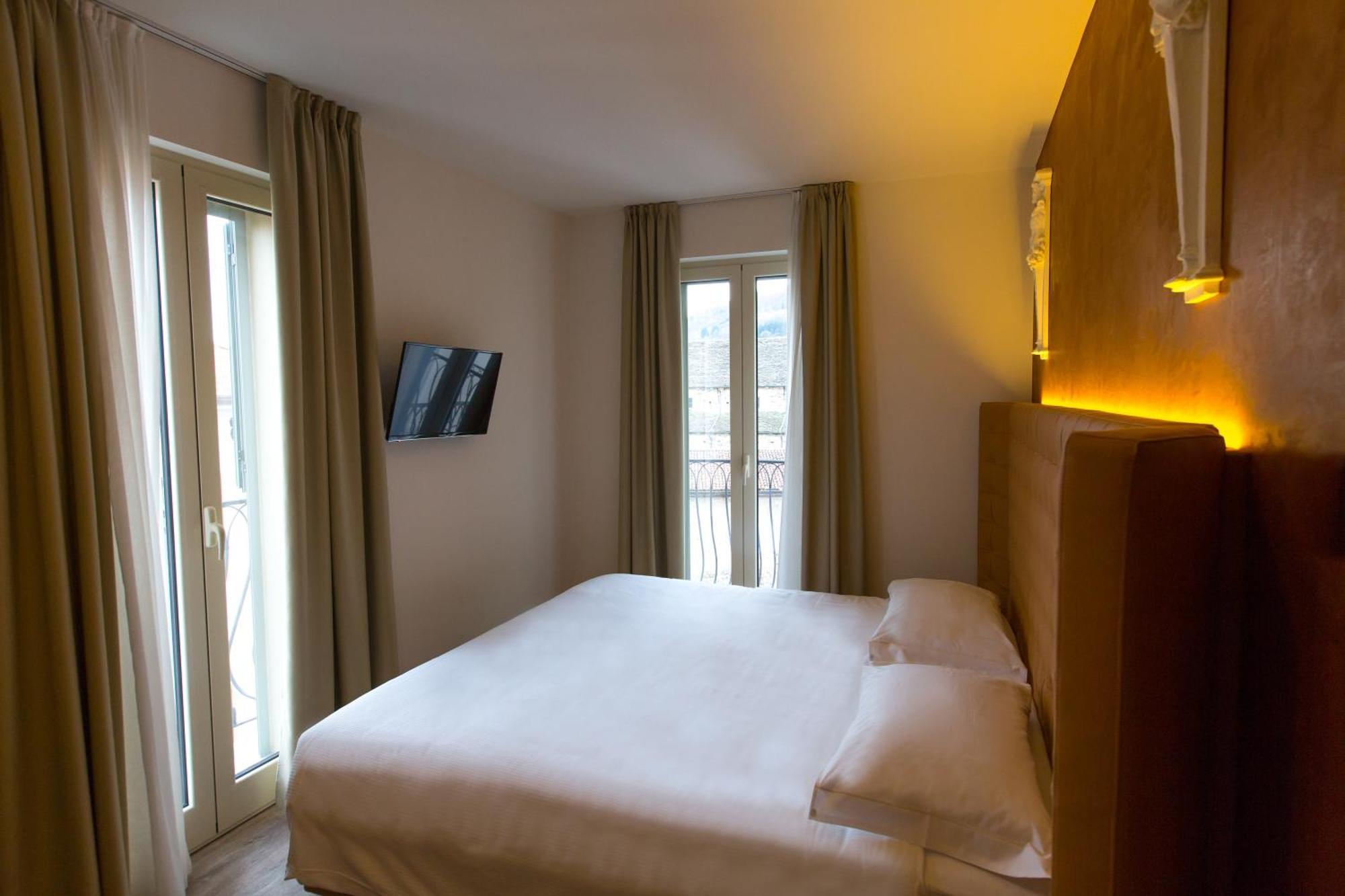 Hotel Al Campanile - Luxury Suites & Apartments Бавено Экстерьер фото